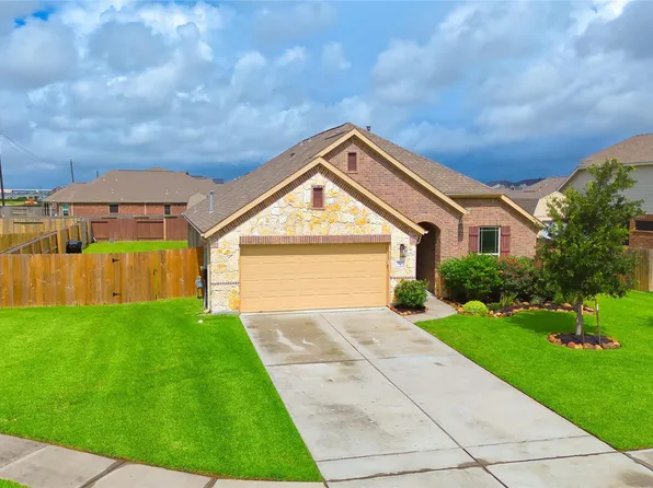 9107 Brett Ct, Mont Belvieu, TX 77523