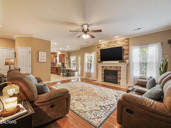 5th image of 1624 Silver Oaks Ln
