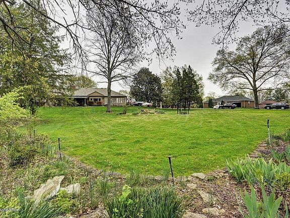 3rd image of 7601 Laurel Hill Pl