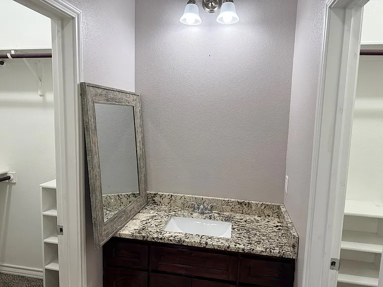 302 N Carver — Photo 15