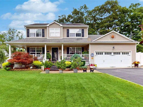 39 Linden Lane, Farmingville, NY 11738