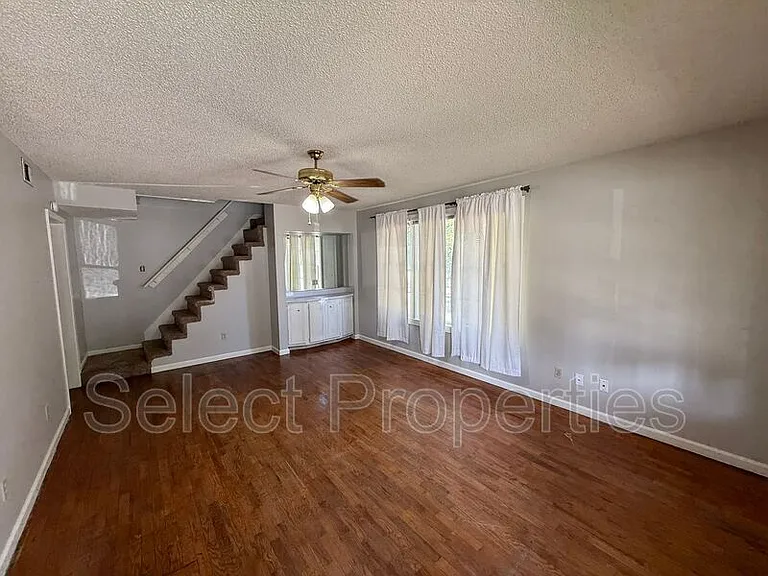 717 Flint St — Photo 2