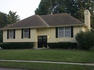 605 Crest Dr, Papillion, NE 68046