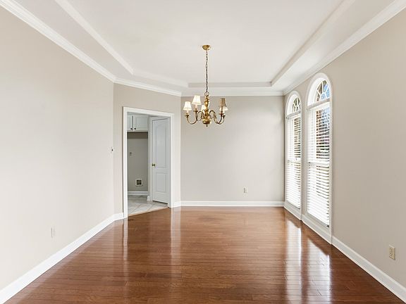 4th image of 219 Northcross Pl W