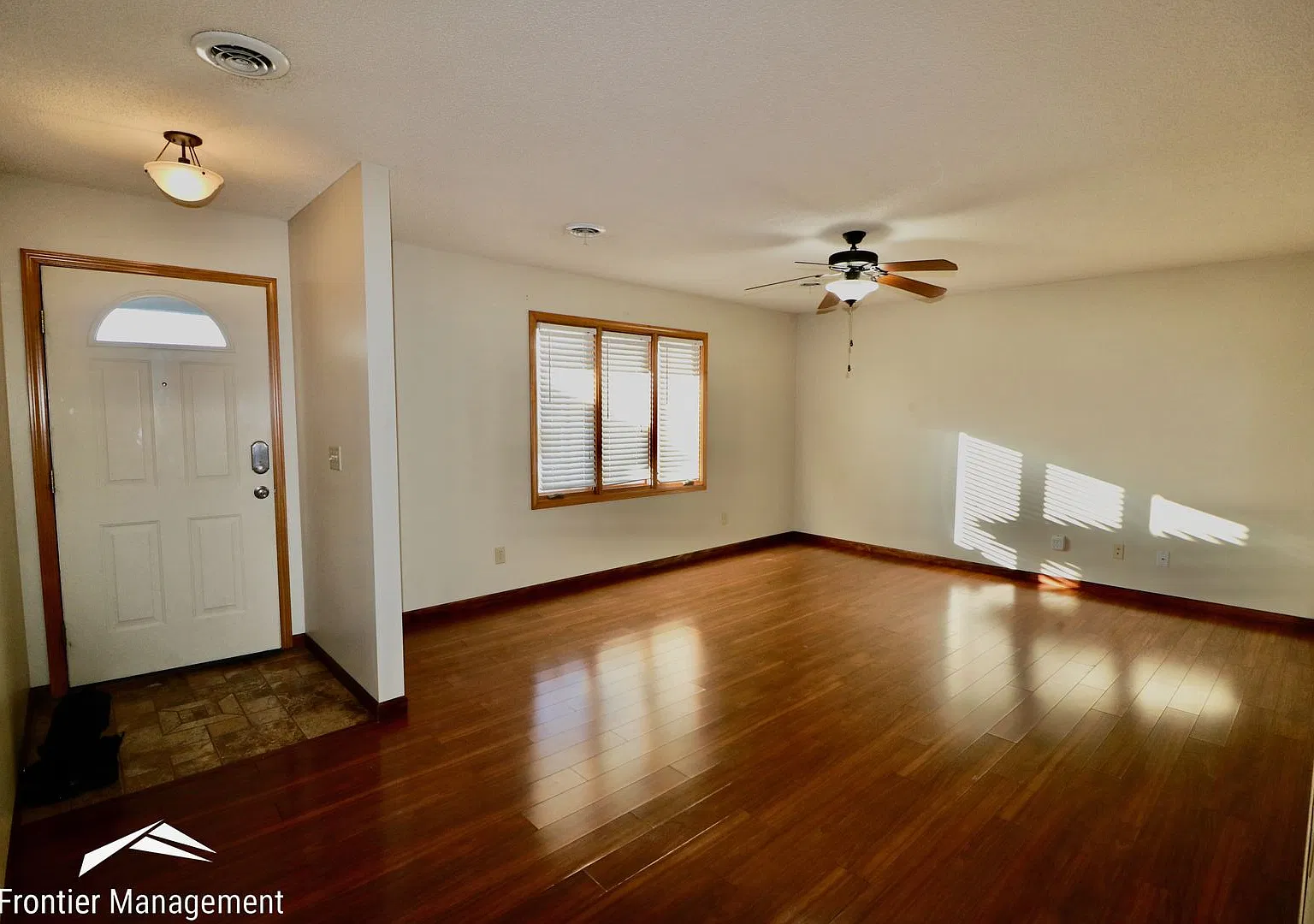 Beautiful 3 bedroom home just minutes from Manhattan and Fort Riley! — Photo 2