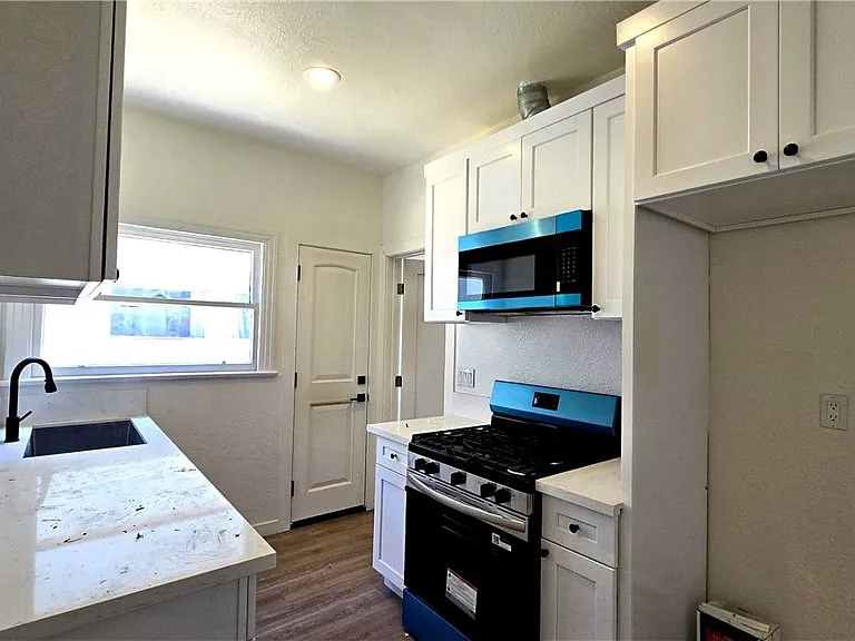 973 N Park Cir #5 — Photo 4