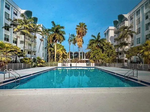 496 NW 165th St Rd APT D614, Miami, FL 33169