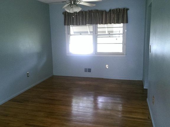 3rd image of 652 Windward Ave