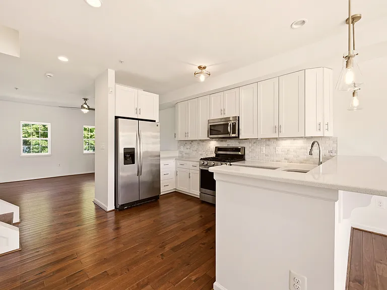 218 20th St NE #3 — Photo 13