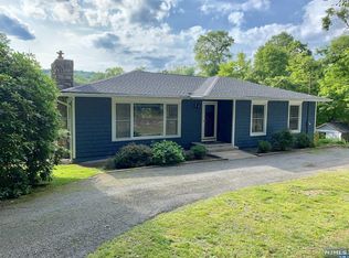 81 Greendale Dr, Oak Ridge, NJ 07438