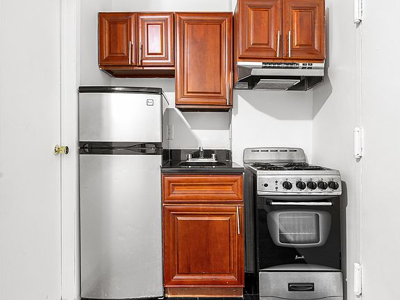 2nd image of 341 W 45th St APT 615