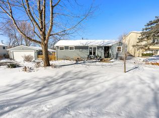 5613 Greenview Rd, Oakwood Hills, IL 60013