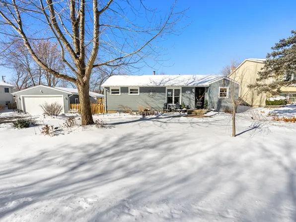 5613 Greenview Rd, Oakwood Hills, IL 60013