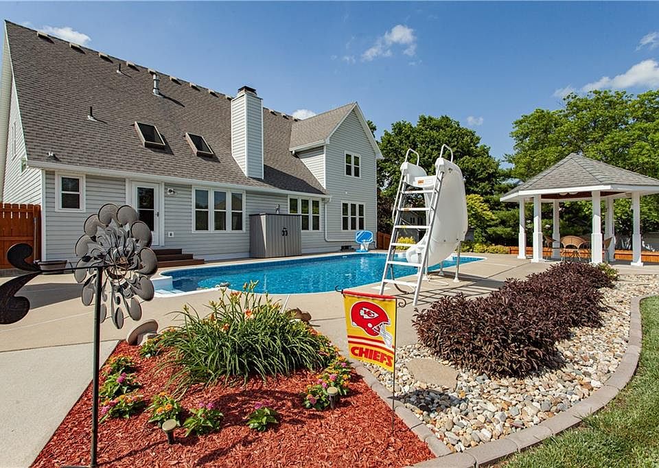1st image of 1124 NE Waterfield Village Dr