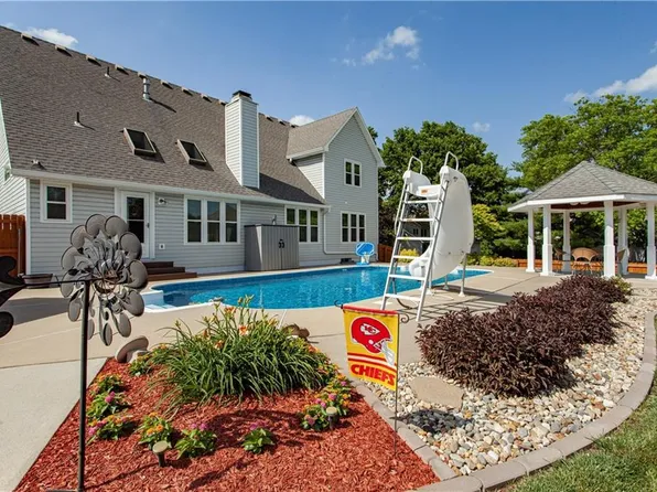 1124 NE Waterfield Village Dr, Blue Springs, MO 64014