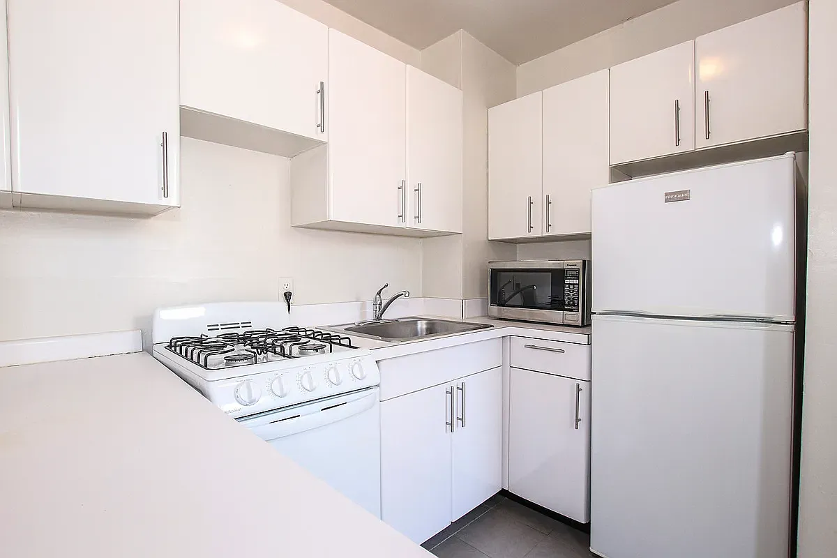 220 East 25th Street — Photo 3