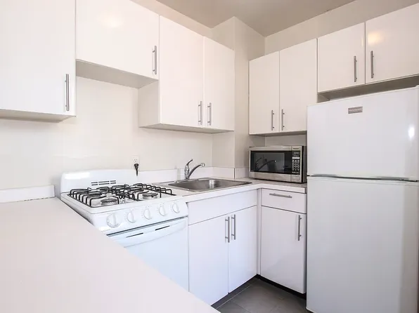 220 East 25th Street image 3 of 4