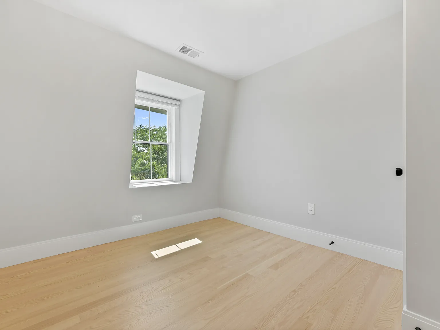 3 bed, 910 sqft, $3,595 — Photo 4