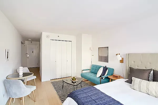 Rented by Manhattan Realty Group | media 2