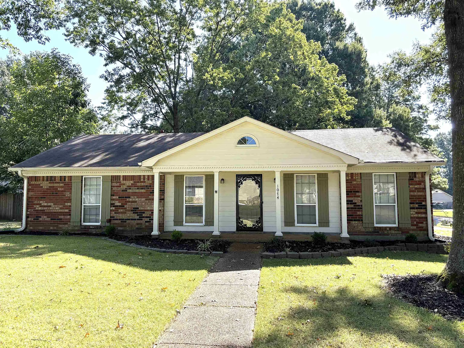 3 bed, 2.0 bath, 1384 sqft, $2,000 — Photo 1