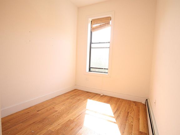 5th image of 229 Bainbridge St APT 3