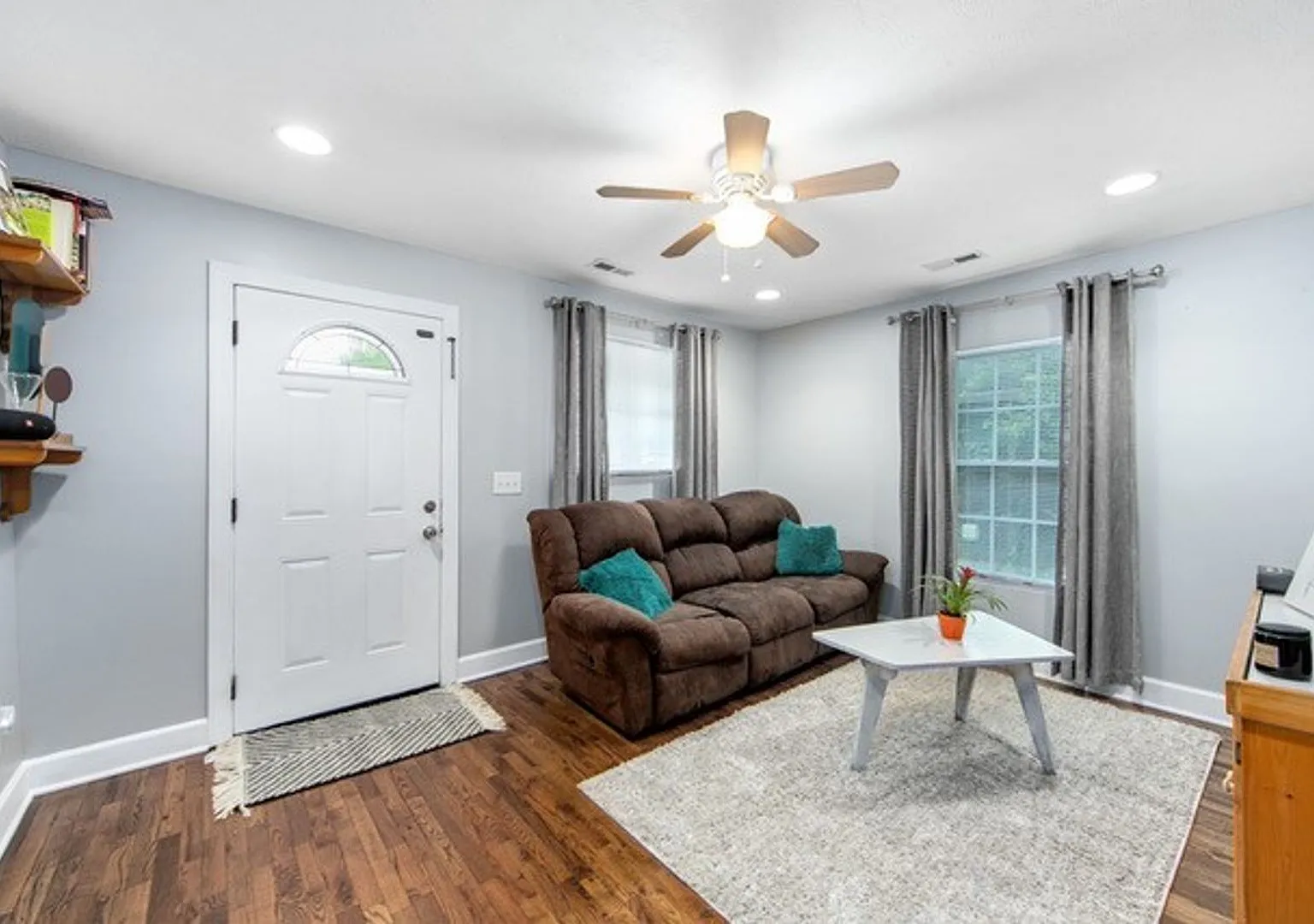 3 Bedroom 1 bath Bungalow — Photo 4