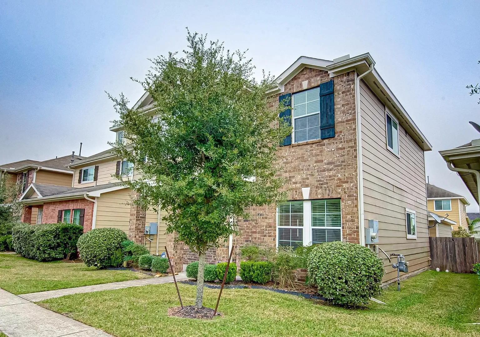 A beautiful two-story home nestled in the warm and inviting City Park community. — Photo 2