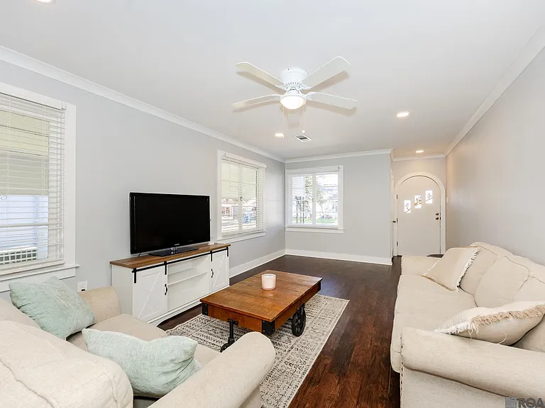 423 Avenue E — Photo 2