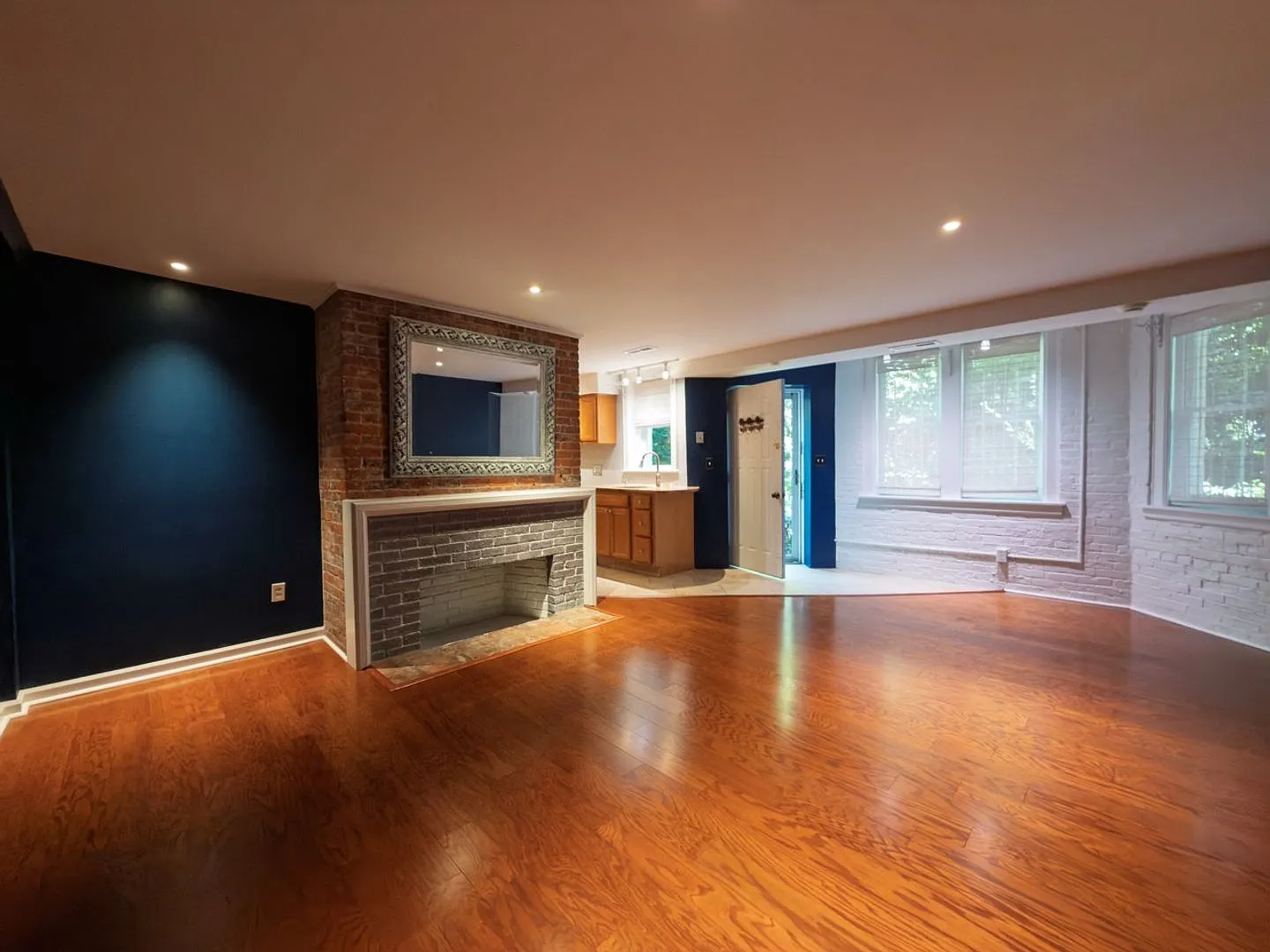 Divinity 1 Bedroom condo w/ garden entrance & off street parking! — Photo 2