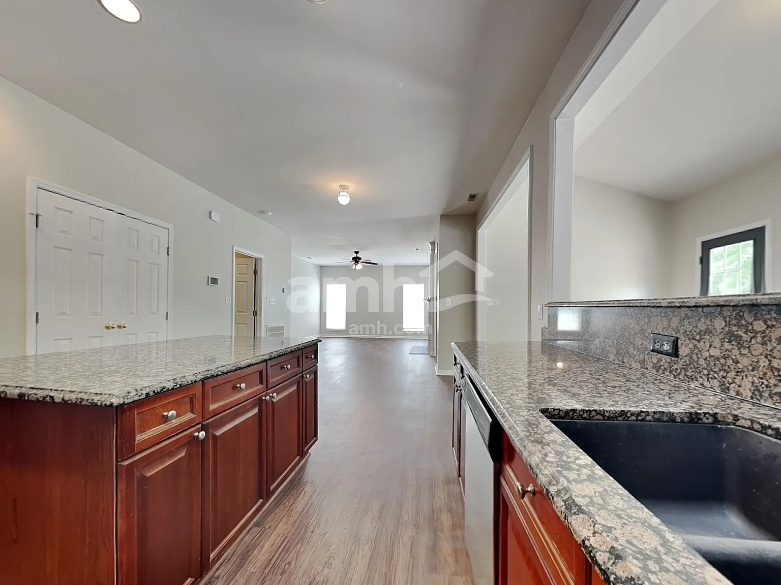 5 bed, 2.5 bath, 3386 sqft, $3,305 — Photo 4
