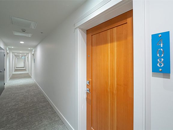 3rd image of 916 Lyall St #408