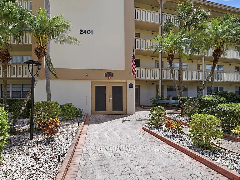 2401 Antigua Cir #J3 — Photo 23