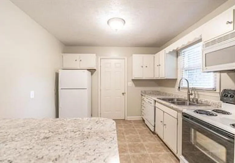 205 N Glover St — Photo 19