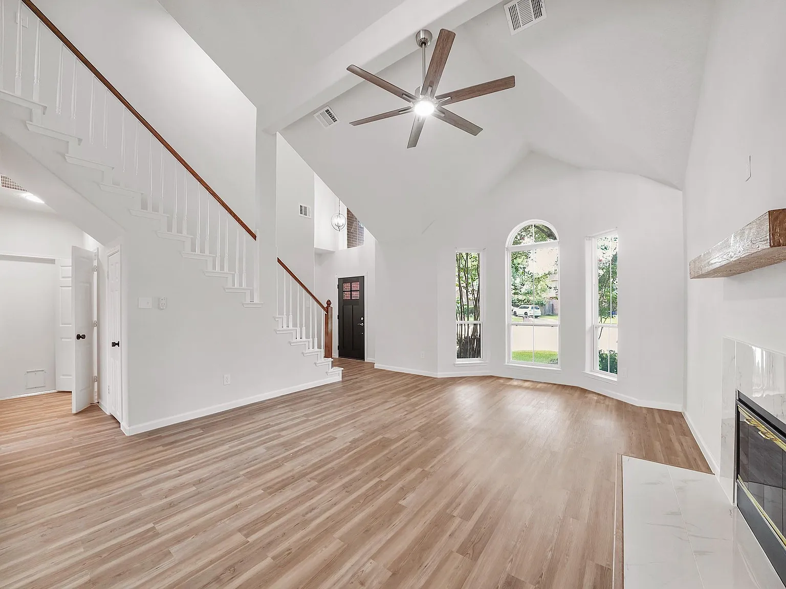 4 bed, 2.5 bath, 2620 sqft, $3,000 — Photo 3
