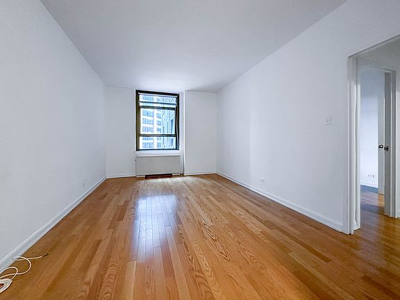 5th image of 4 Park Ave APT 19O