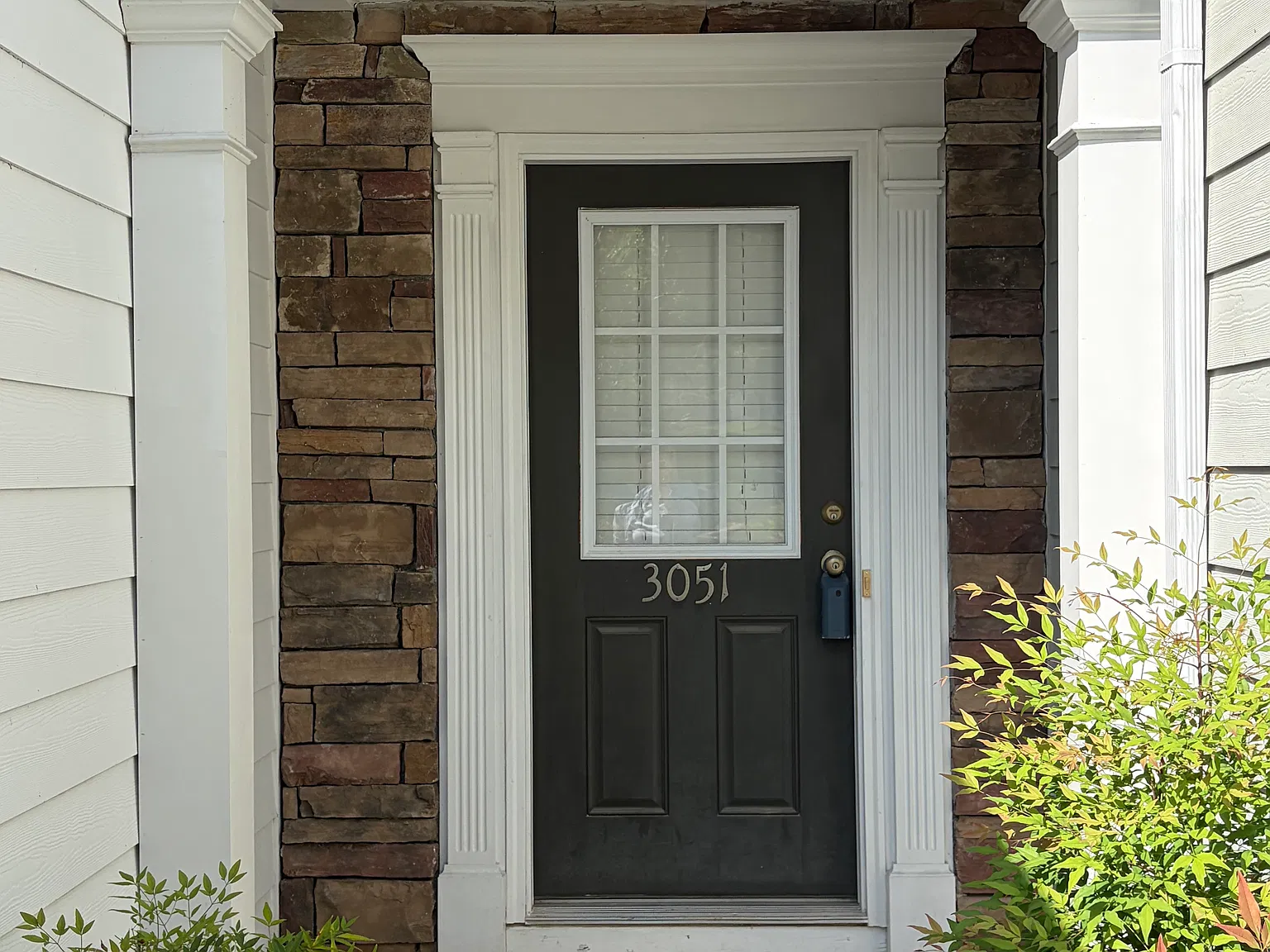 3 bed, 2.5 bath, 1715 sqft, $2,300 — Photo 2
