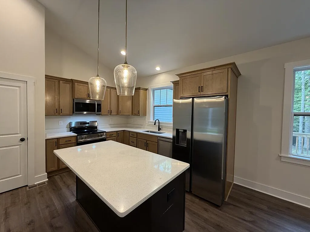 4 bed, 2.0 bath, 2500 sqft, $2,650 — Photo 4
