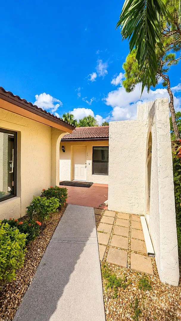 Back On The Market-Annual Unfurnished Beautifully And Fully Renovated 1/1 Ground Floor Condo In T... — Photo 1