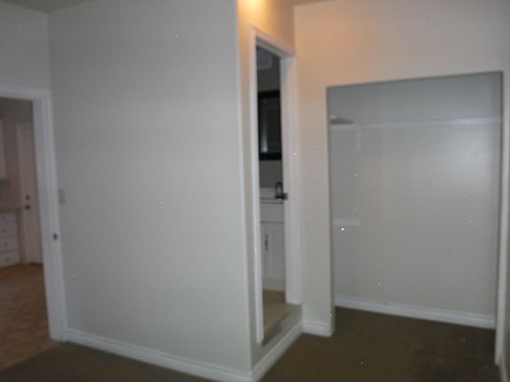 APARTMENT BED ROOM & CLOSET