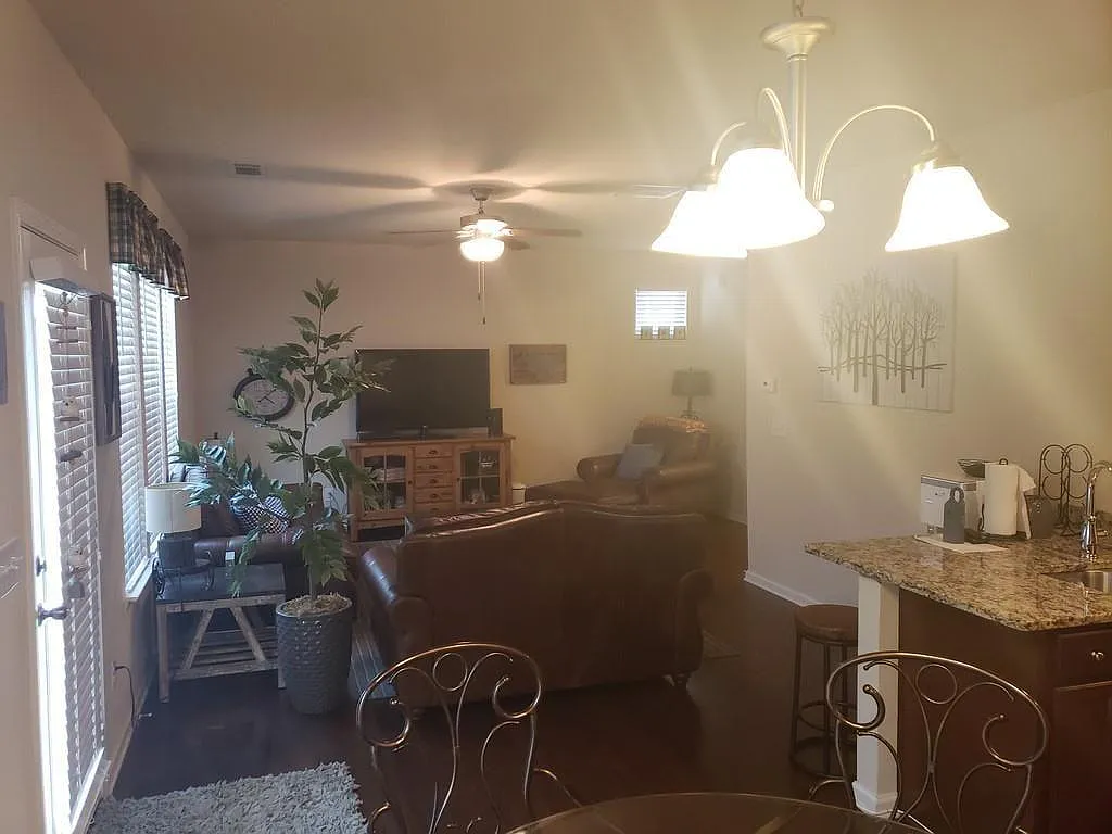 4 bed, 2.5 bath, 2150 sqft, $2,300 — Photo 4