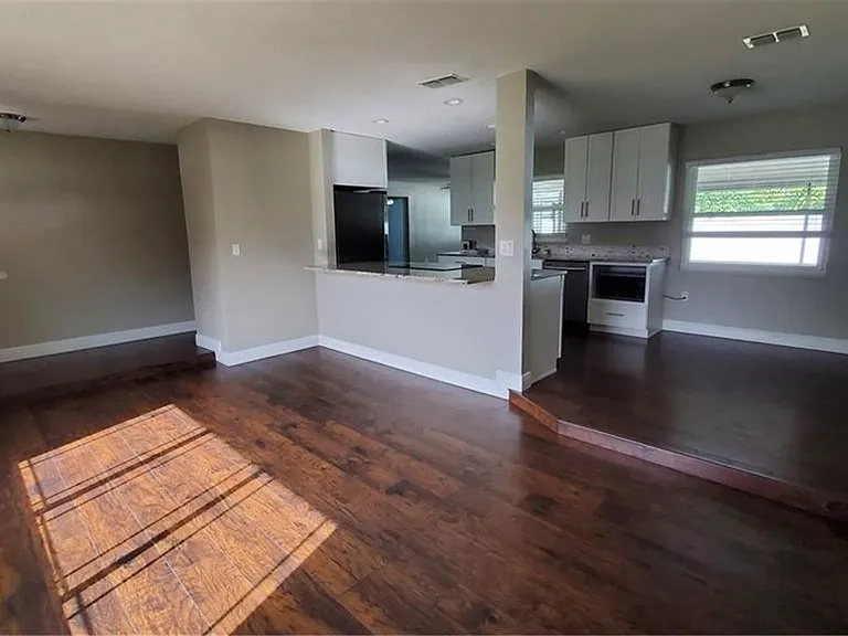 2267 Coventry Dr — Photo 3