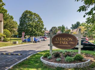 26 Sycamore Dr, Middletown, NY 10940