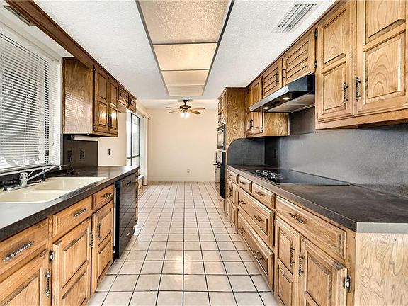 4th image of 718 Cliffwood Cir
