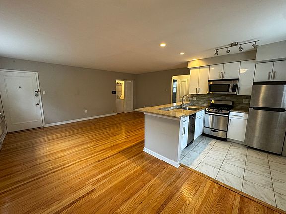 5th image of 3024-3026 W Queen Ln #B4c