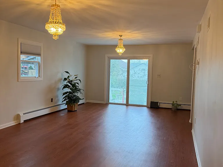 102 Harcourt Ave — Photo 2