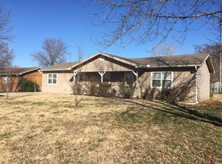 14 S Holiday Ln, Iola, KS 66749