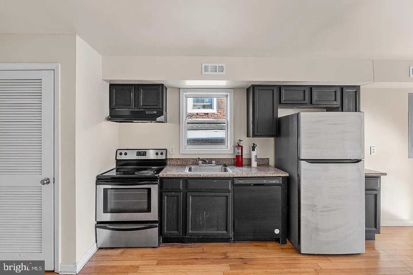 2 bed, 1.0 bath, 700 sqft, $1,100 — Photo 4
