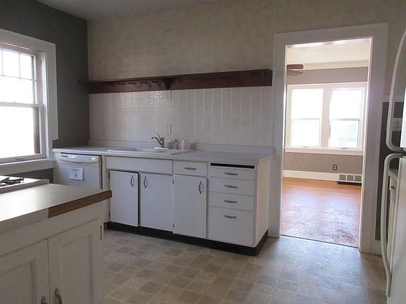 3rd image of 421 Hollister Ave