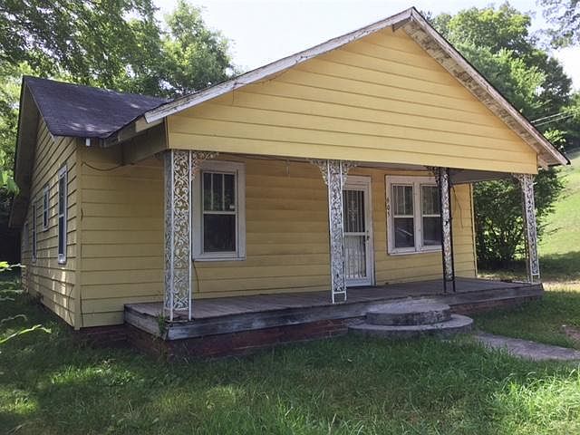 2nd image of 605 Rockway Dr