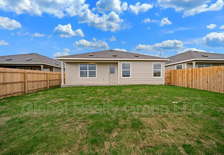 9105 Navarro Vis — Photo 28